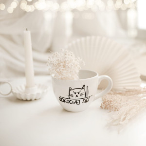 Biały kubek porcelanowy 500 ml - zabawny napis Odkociaj się z motywem kota dla miłośnika kotów na urodziny