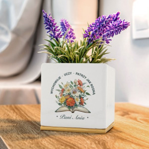 Doniczka ceramiczna dla nauczycielki z nadrukiem Wychowuje – personalizowany prezent