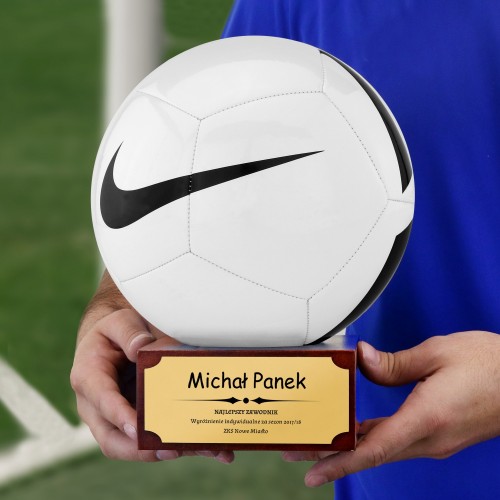 Piłka Nike na drewnianym postumencie dla piłkarza - Mistrz boiska