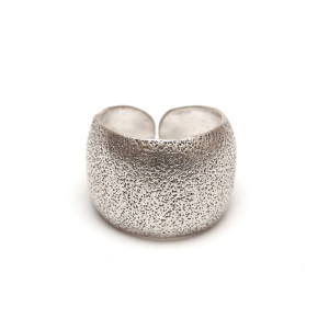 Zawinięty szeroki pierścionek z matowego srebra