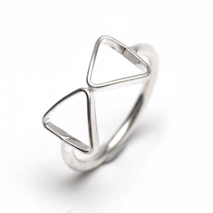 Srebrny pierścionek z dwoma trójkątami