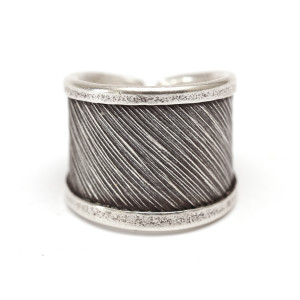 Szeroki pierścionek srebrny skośnie drapany