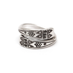 Wąski zawinięty pierścionek w etnicznym stylu