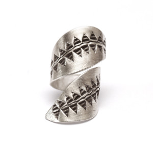 Długi pierścionek Zawinięte Liście