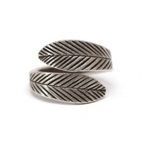 Wąski pierścionek etniczny Zawinięte Liście