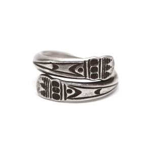 Zawinięty pierścionek z etnicznymi znakami