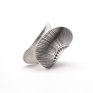 Etniczny szeroki pierścień z rozciętą górą