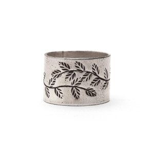 Etniczny pierścionek obrączka z roślinnym wzorem