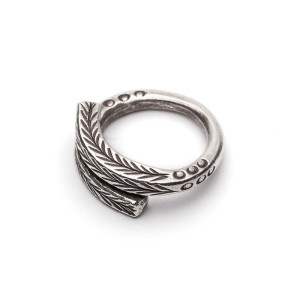 Tribalowy pierścionek z zawiniętą górą