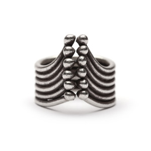 Pierścionek etniczny z dużą dekoracyjną górą