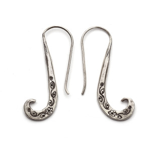 Tribalowe kolczyki z wybijanymi wzorami