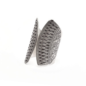 Szeroki pierścionek etniczny z rozciętą górą