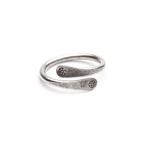 Drobny pierścionek z dwoma kwiatkami