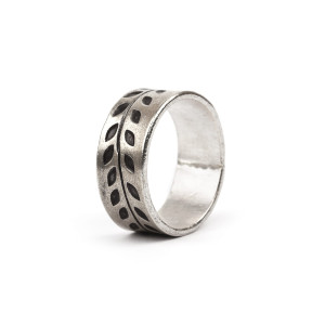 Tribalowa obrączka z roślinnym motywem