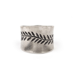 Tribalowy szeroki pierścionek z roślinnym motywem