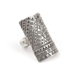 Duży pierścionek z etnicznym zdobieniem