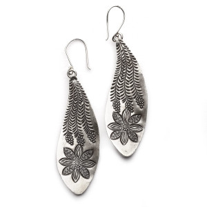 Wiszące kolczyki liście z wybijanym wzorem