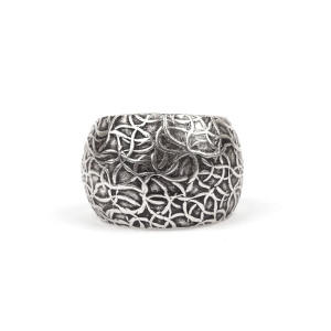 Pierścionek z plątanym zdobieniem szeroka obrączka