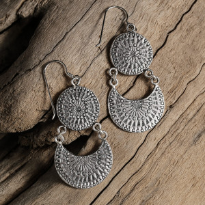 Długie kolczyki z orientalnym zdobieniem