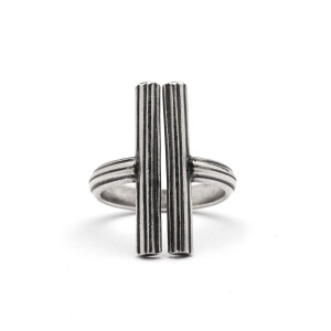 Pierścionek z prostym zdobieniem