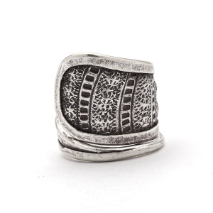 Szeroki pierścionek z zawiniętym tribalowym motywem