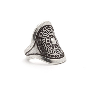 Pierścionek etniczny z dużą zdobioną górą