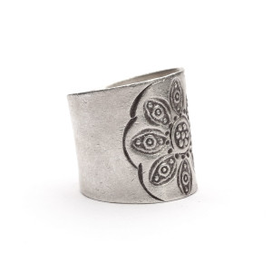 Szeroka obrączka pierścionek z dużym kwiatem