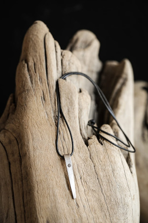 Naszyjnik z prostym wisiorem z kwiatkiem