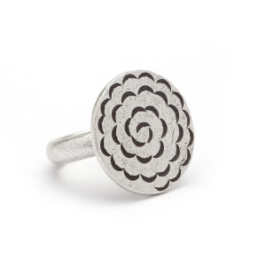 Pierścionek z dyskiem i falowanym spiralnym motywem