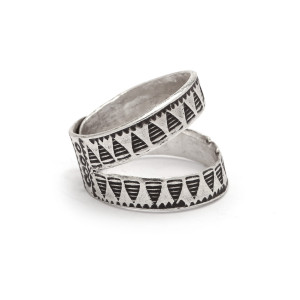 Duży pierścionek ze srebra z rozciętą górą