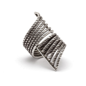 Bardzo duży pierścionek zawinięty po skosie