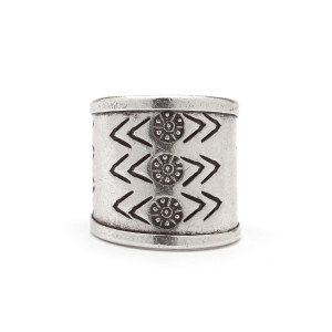 Szeroki pierścionek z wyraźnym etnicznym zdobieniem