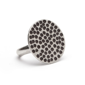 Srebrny pierścionek z dużym dyskiem w kropki