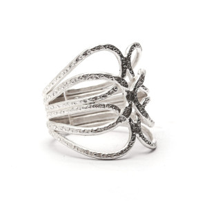 Srebrny pierścionek z plecionym zdobieniem