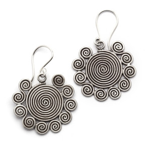 Wiszące kolczyki w tribalowym stylu symboliczne spirale