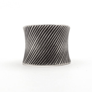 Pierścionek ze skośnym motywem zdobiącym