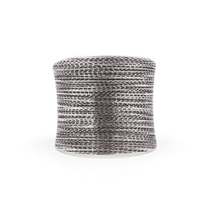 Szeroki pierścionek z drobnym zdobieniem