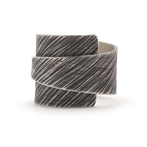 Zawinięty szeroki pierścionek ze zdobieniem po skosie