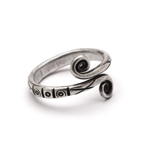 Etniczny pierścionek z motywem węża