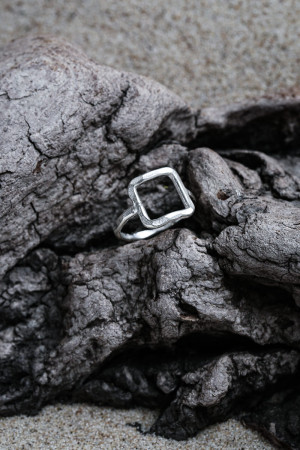 Srebrny pierścionek z dziurawym kwadratem