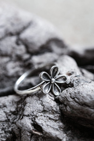 Srebrny pierścionek z kwiatkiem