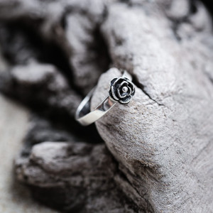 Srebrny pierścionek z różą
