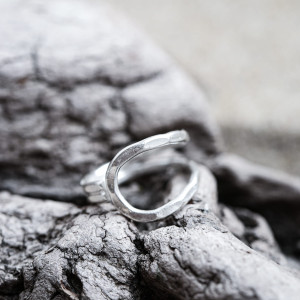 Srebrny pierścionek z otwartym zdobieniem