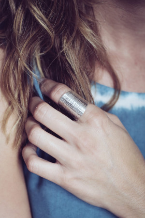 Szeroki pierścionek z drapanym motywem