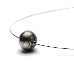 Naszyjnik z Dekoracyjną Kulką