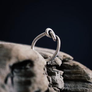 Pierścionek w stylu etnicznym z węzłem