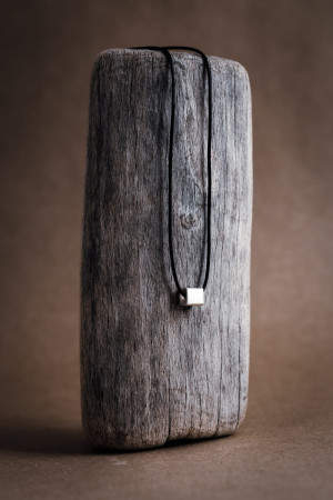 Naszyjnik ze srebrną Kostką