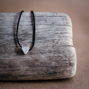 Naszyjnik ze srebrnym wisiorkiem Grotem