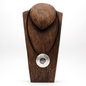 Naszyjnik z dużym wisiorem z Ciemną Spiralą Pośrodku