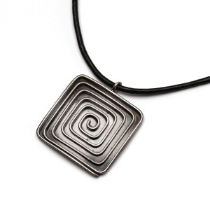 Naszyjnik Kwadratowa Spirala na czarnym tle